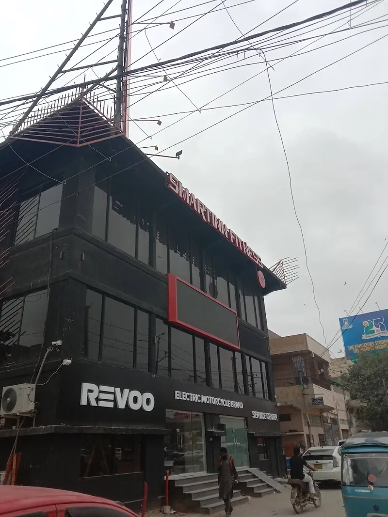The Smartinn Fitness building on the Shahrah-e-Faisal service road by day
